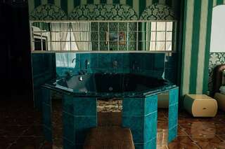 Гостиница Малибу Омск Люкс с джакузи или купелью-4