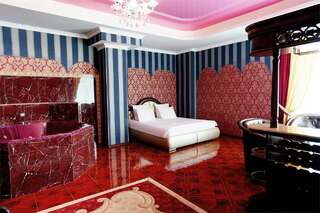 Гостиница Малибу Омск Люкс с джакузи или купелью-1